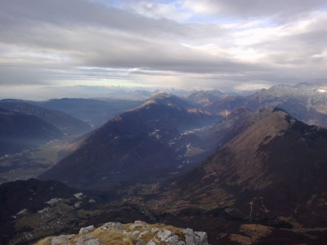 Razgled pri Zavetišču na Karnijske Alpe in Krasji vrh (desno)