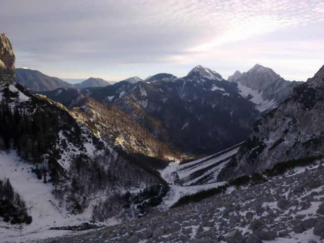 Razgled iz poti na Košutico (levo) in Veliki vrh Košute (desno)