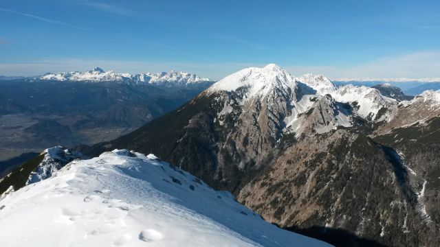 Razgled iz vrha na Julijske Alpe s Triglavom (levo) in Stol (desno)