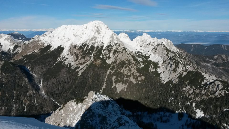 Razgled iz vrha na Vrtačo, Zelenjak in Palec (od leve proti desni)
