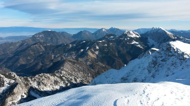 Razgled iz vrha na Grlovec, Obir, Košutico in z. greben Košute (od leve proti desni)