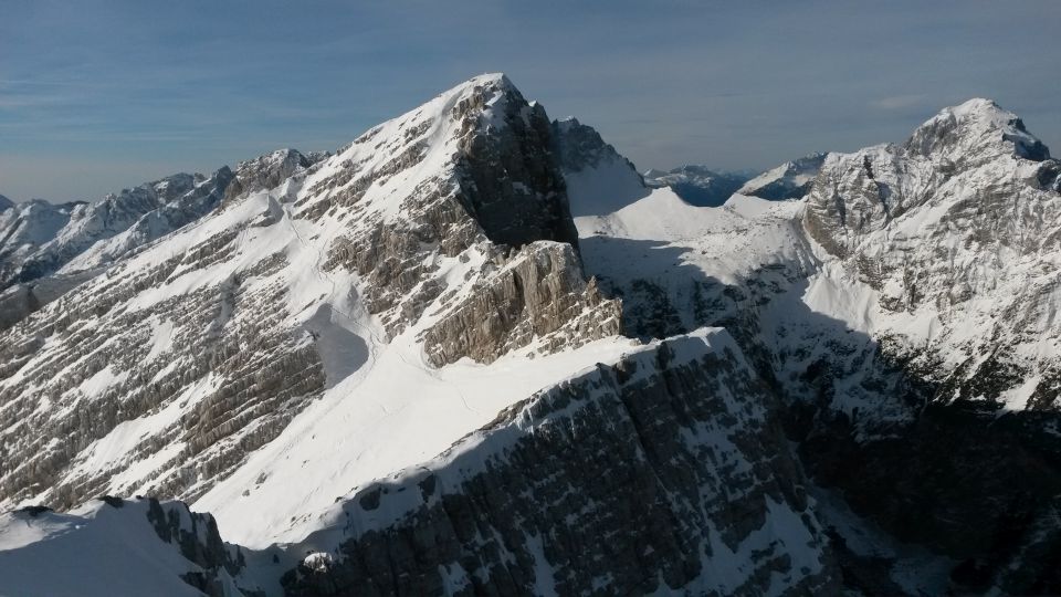 Razgled iz vrha na Veliko Mojstrovko (levo) in Mangart (desno)