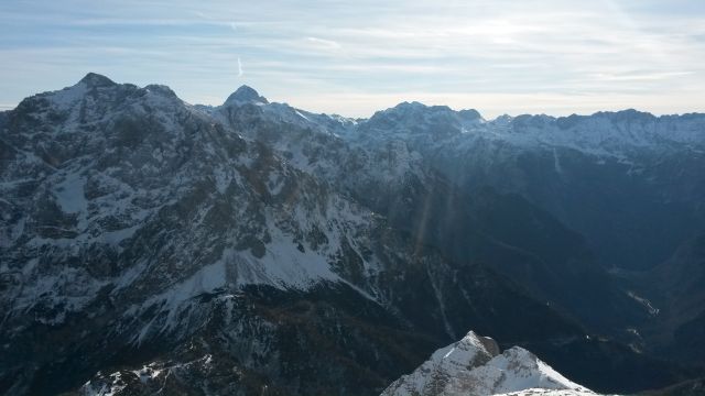Razgled iz vrha na Prisojnik, Triglav, Kanjavec in Špičje (od leve proti desni)