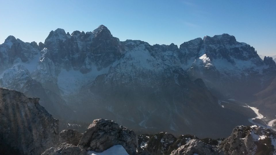 Razgled iz vrha na Viševo (levo) in Montaževo (desno) gorsko skupino