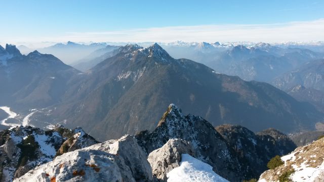 Razgled iz vrha na Poldašnjo špico (v ospredju) ter Karnijske Alpe