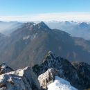 Razgled iz vrha na Poldašnjo špico (v ospredju) ter Karnijske Alpe
