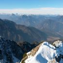 Razgled iz vrha na Poldašnjo špico (levo) ter Karnijske in Avstrijske Alpe