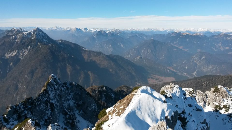 Razgled iz vrha na Poldašnjo špico (levo) ter Karnijske in Avstrijske Alpe