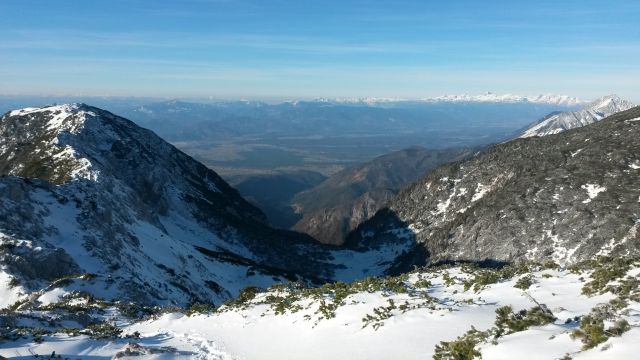 Razgled iz vrha na Veliki Zvoh (levo), Julijske Alpe (v daljavi) in Storžič (desno)