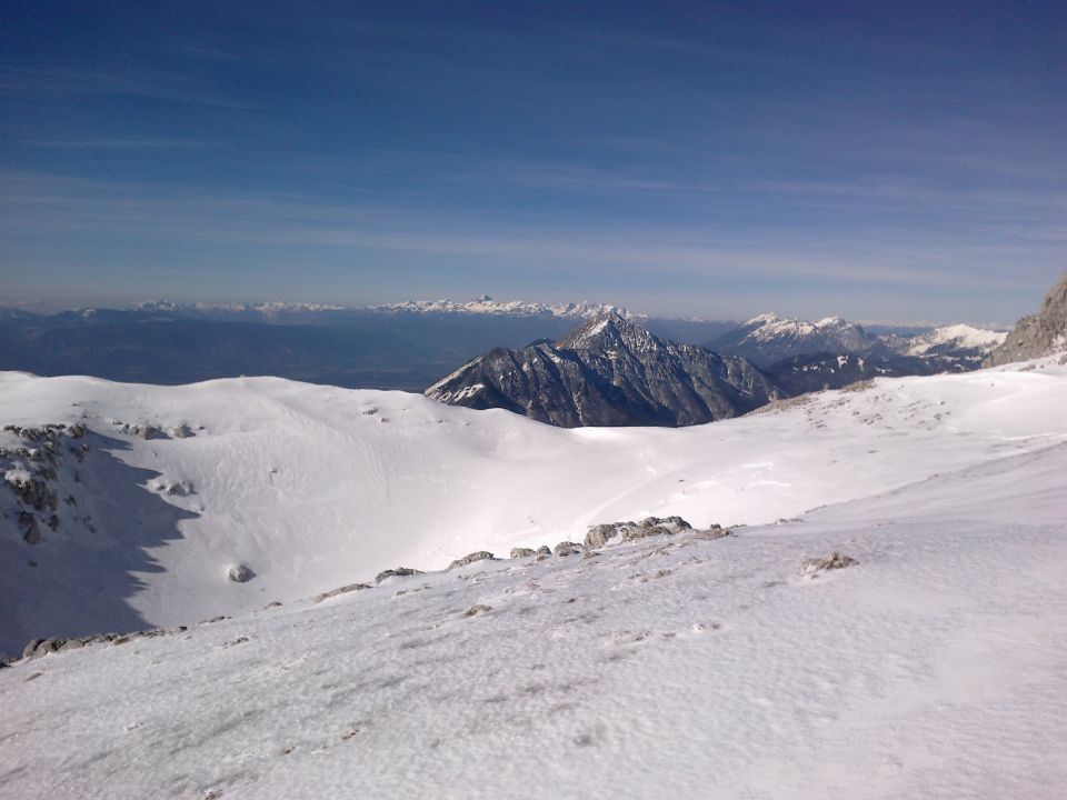Razgled iz poti na Julijske Alpe (v daljavi), Storžič, Stol, Begunjščico in Veliki vrh