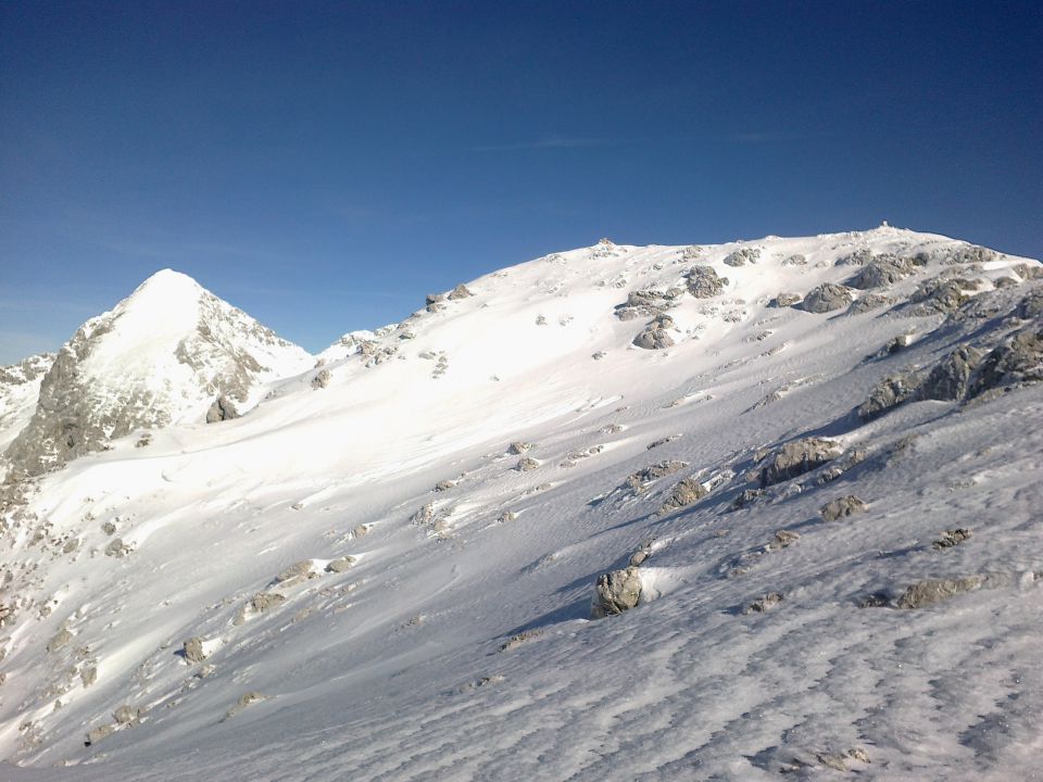 Razgled iz poti na Grintovec (levo) in vrh Kalškega grebena (desno)