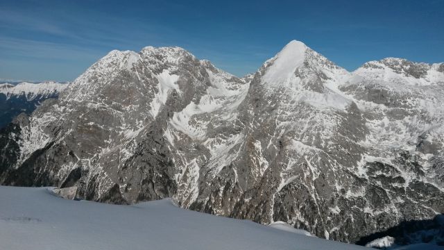 Razgled iz vrha na Kočno (levo) in Grintovec (desno)