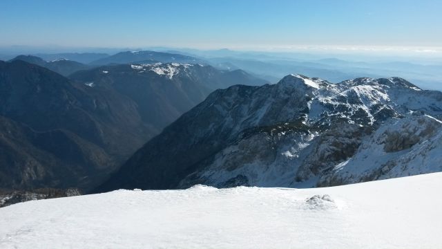 Razgled iz vrha na Veliko Planino (levo) ter Kompotelo, Vrh Korena in Košutno