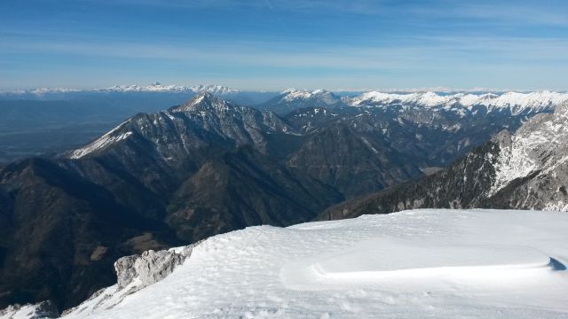 Razgled iz vrha na Julijske Alpe, Storžič, Begunjščico, Stol in greben Košute