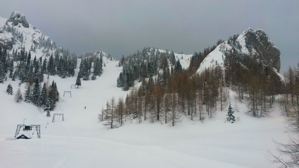 Pogled od doma na Vrh Ljubeljščice (v sredini) in Spodnji Plot (desno)