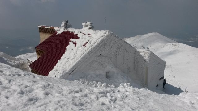 Razgled iz vrha Snežnika na zavetišče na Snežniku