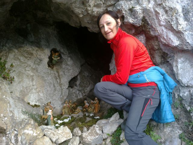 V bližnji jami pod skalcami naletimo tudi na jaslice :)