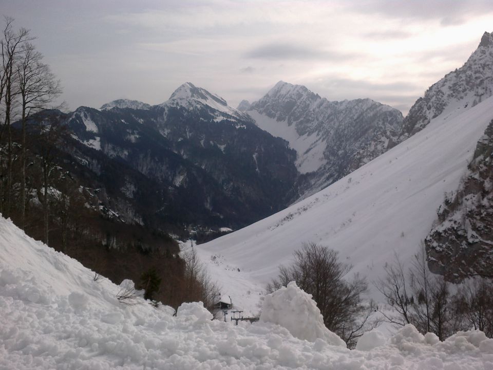 Jutranji razgled iz poti na Zelenico na Košutico (levo) in Veliki vrh Košute (desno)
