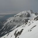 Razgled z vrha Vrtače na Stol (v ospredju) in Julijske Alpe (v ozadju)