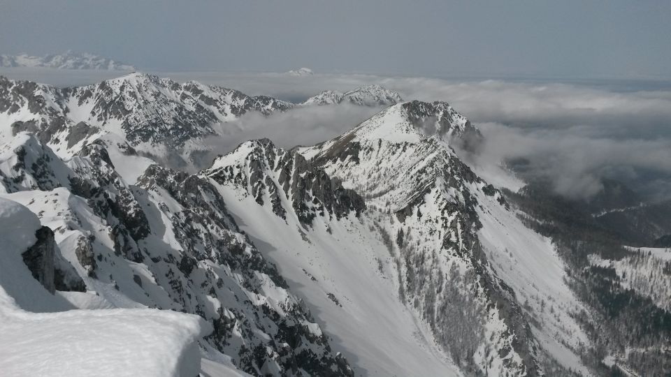 Razgled z vrha Vrtače na Vajnež (levo) in Ovčji vrh (desno)