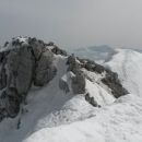 Razgled z vrha Vrtače na vzhodni vrh Vrtače ter Kamniško-Savinjske Alpe (v ozadju)