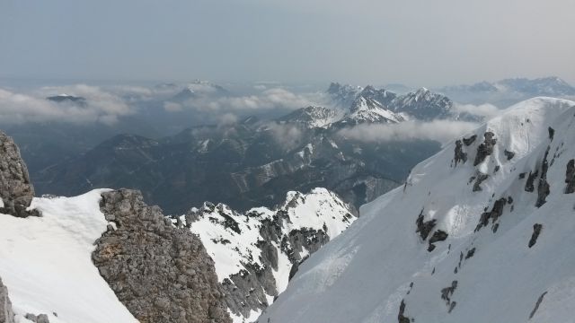 Razgled iz poti na Karavanke (levo) in Kamniško-Savinjske Alpe (desno v ozadju)