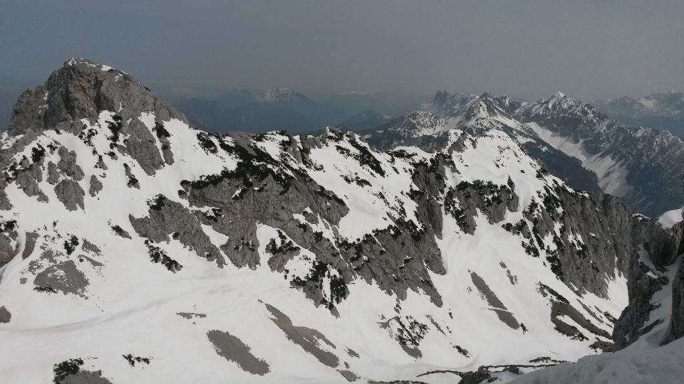 Razgled iz poti na Palec (levo) ter Košutico in greben Košute (desno)