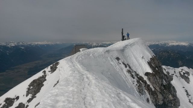 Pogled na zahodni vrh Dobrača ter ozek greben ki vodi nanj
