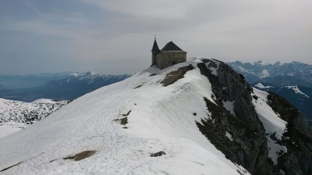 Pogled na najvišjo cerkev v Evropi, ki stoji na vzhodnem vrhu Dobrača