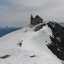 Pogled na najvišjo cerkev v Evropi, ki stoji na vzhodnem vrhu Dobrača