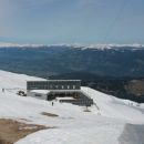 Razgled z vzhodnega vrha Dobrača na Planinski dom ter Avstrijske Alpe