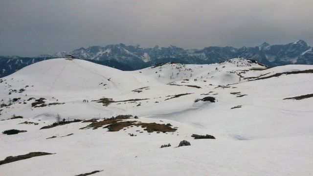 Spust z Dobrača ter razgled na pobočje Dobrača in Julijske Alpe