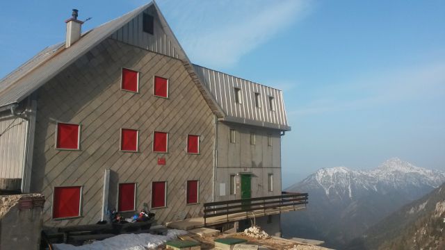 Cojzova koča na Kokrskem sedlu (1793m) ter razgled na Storžič