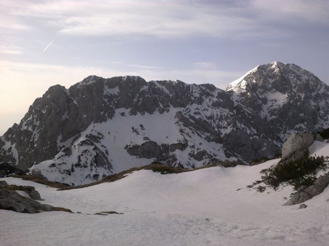 Razgled iz poti na Kokrsko sedlo, Kalško goro (levo) in Kalški greben (desno)