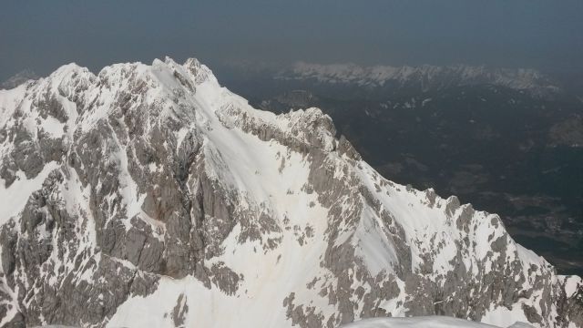 Razgled z vrha Grintovca na Kočno (levo) in celotni greben Košute (desno)