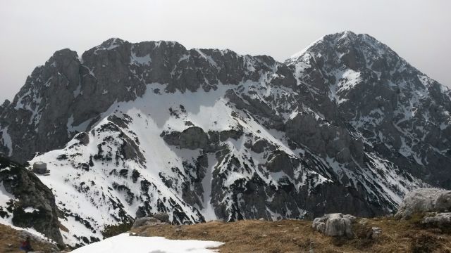 Razgled iz poti na Kokrsko sedlo, Kalško goro (levo) in Kalški greben (desno)