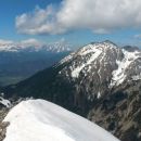 Razgled z vrha Begunjščice na Julijske Alpe (levo v ozadju) in Stol (desno)