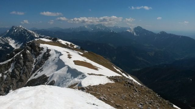 Razgled z vrha Begunjščice na Veliki vrh (levo) in Kamniško-Savinjske Alpe (desno)