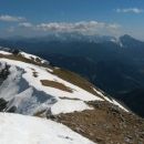 Razgled z vrha Begunjščice na Veliki vrh (levo) in Kamniško-Savinjske Alpe (desno)