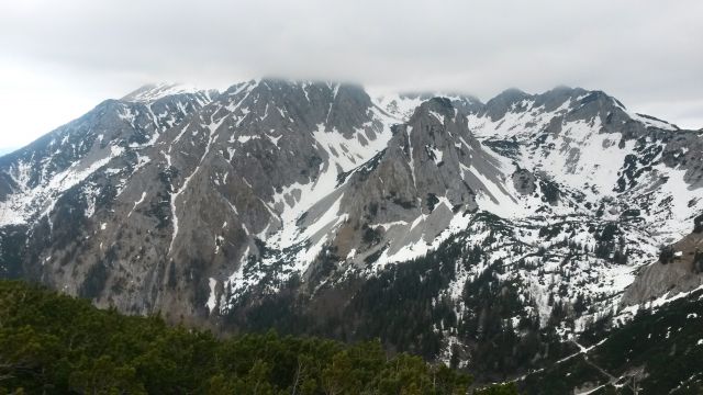 Razgled z Srednjega vrha na Stol v oblakih in Srednjo peč (v ospredju)