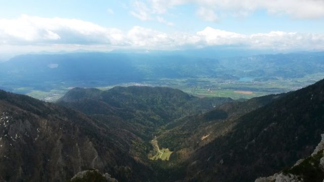 Razgled z Srednjega vrha na Jelovico (levo) in Blejsko jezero (desno)