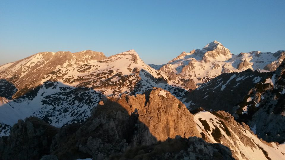 Jutranji razgled z Viševnika na Tosc, Veliki Draški vrh in Triglav (od leve proti desni)