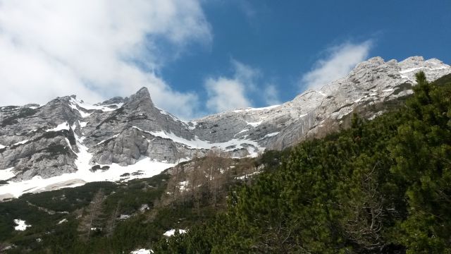 Razgled z poti na vzhodno steno Male Mojstrovke