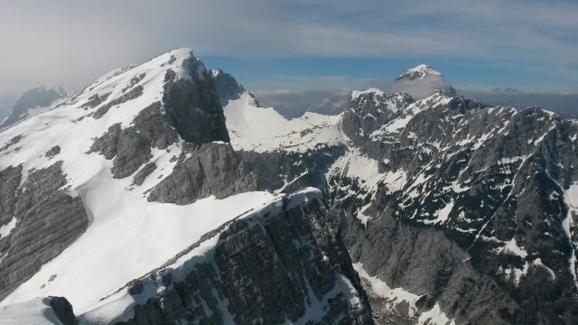 Razgled z vrha Male Mojstrovke na Veliko Mojstrovko (levo) in Mangart (desno)
