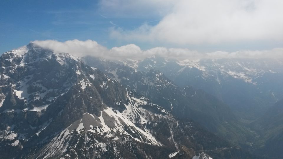 Razgled z vrha Male Mojstrovke na Prisojnik, Kanjavec in Špičje (od leve proti desni)