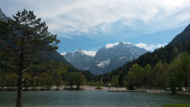 Razgled pri jezeru Jasna na Razor (levo) in Prisojnik (desno)