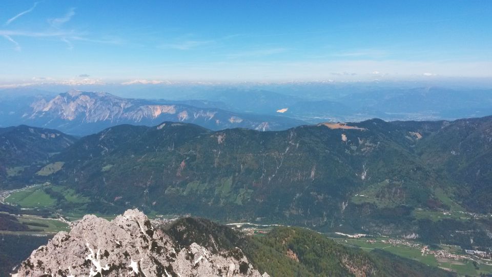 Razgled z vrha Špika na Dobrač (levo) in Avstrijske Alpe (v ozadju)