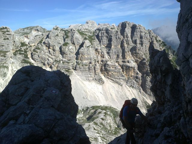 Plezalna pot na Rjavino ter razgled na Vrbanove špice (v ospredju) in Cmir (v ozadju)