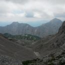 Razgled z sedla Dovška vratca (2254m) na Mali (levo) in Veliki Draški vrh (desno)