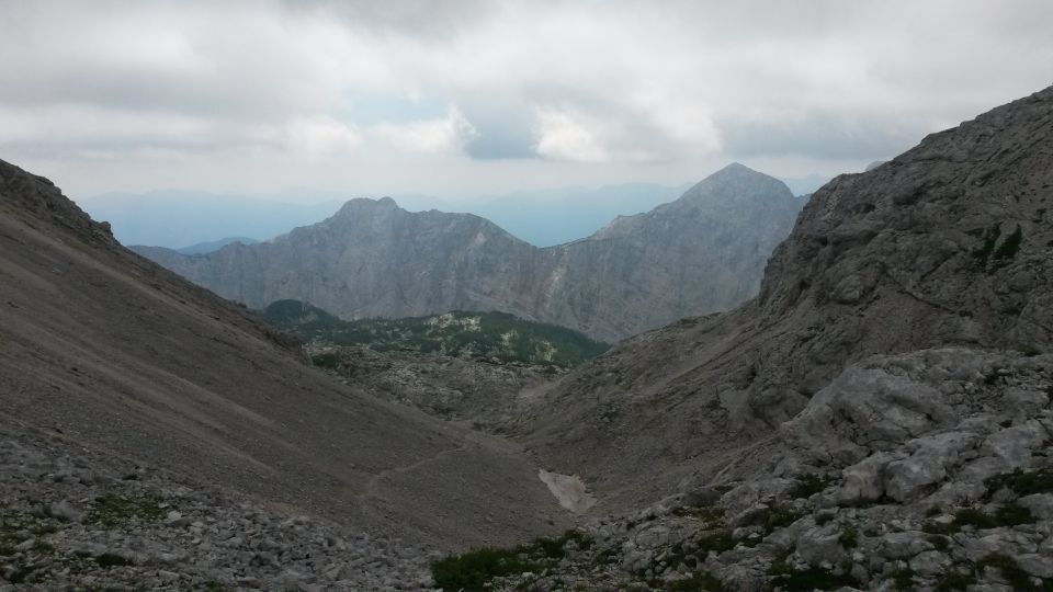 Razgled z sedla Dovška vratca (2254m) na Mali (levo) in Veliki Draški vrh (desno)